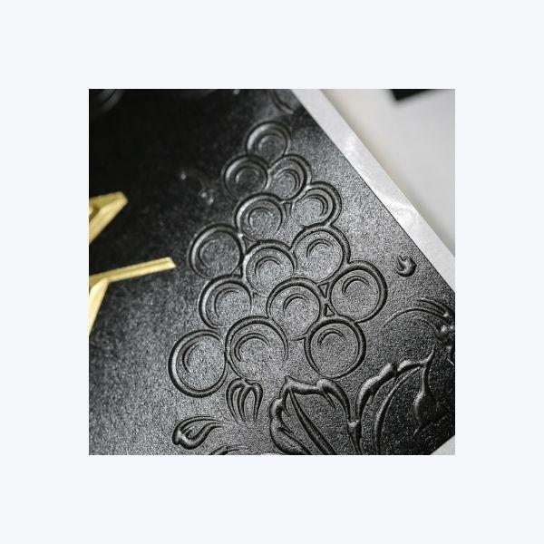 Etichette-con-goffratura-a-secco